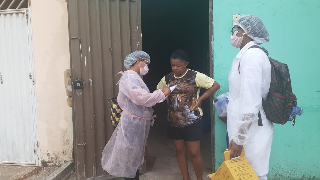 Bora Testar team visiting houses to aply survey and testings